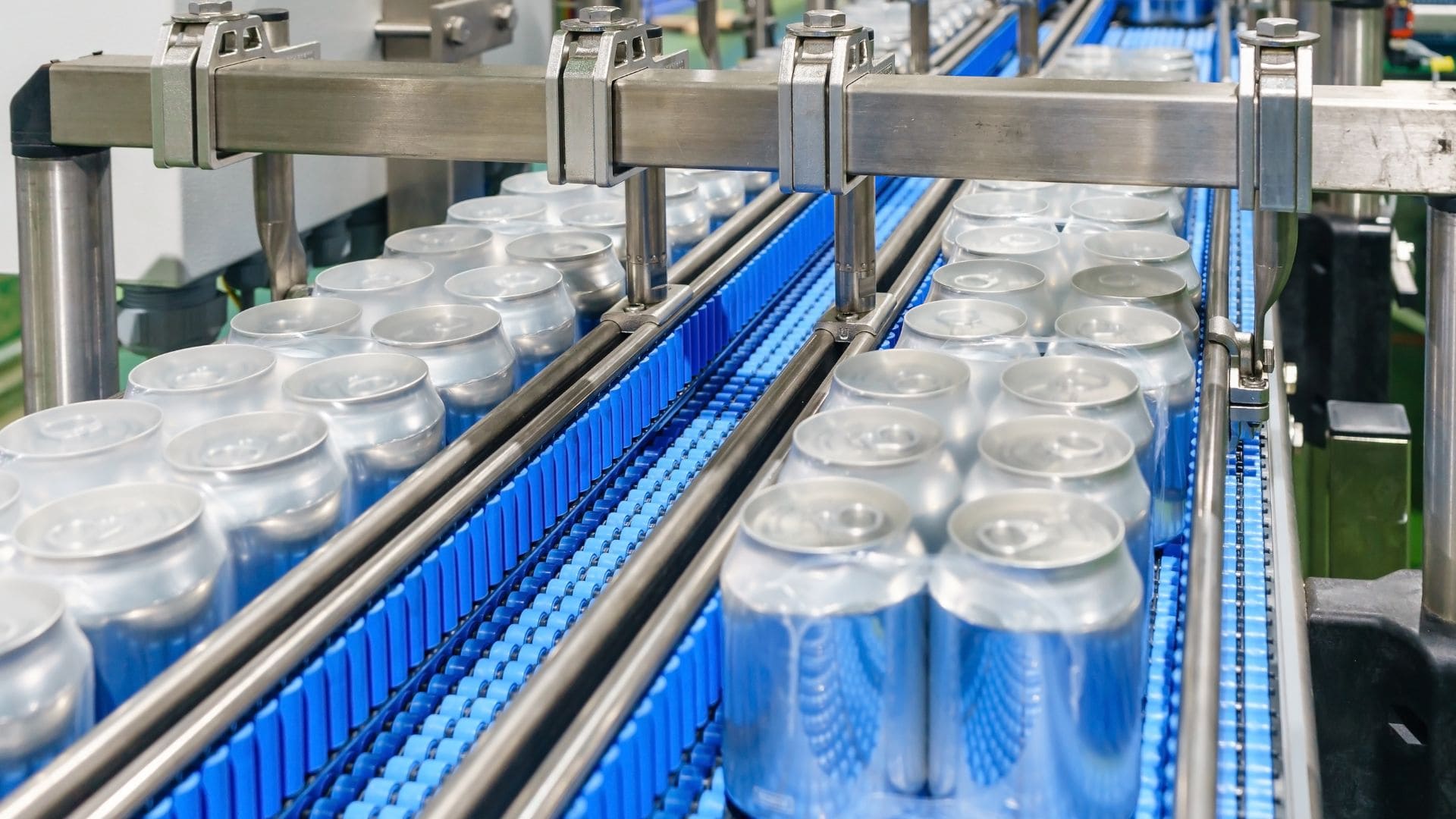 Línea de producción refresquera con pieza de 5.45m de ancho.